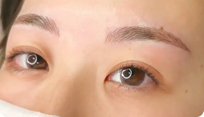 自然で美しい印象の平行眉に整え、日々のメイク時間の短縮に。