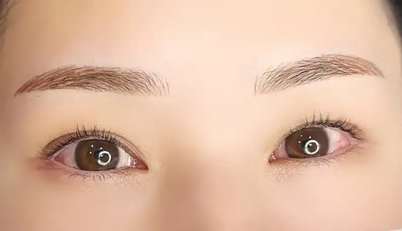 はっきりとした印象を希望され、自然で美しい平行アーチ眉に整えました。