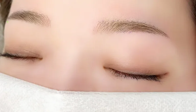 朝のメイク時間短縮を叶える平行眉に仕上げました。