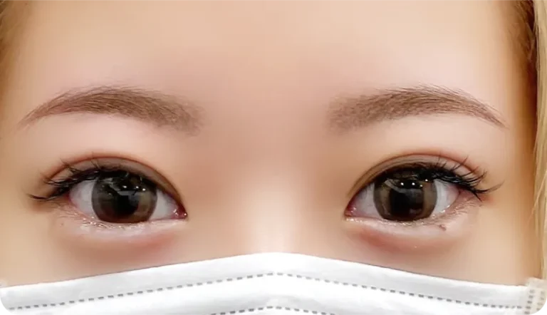 形が整わないお悩みを整え、自然で美しい上がりアーチ眉に整えました。