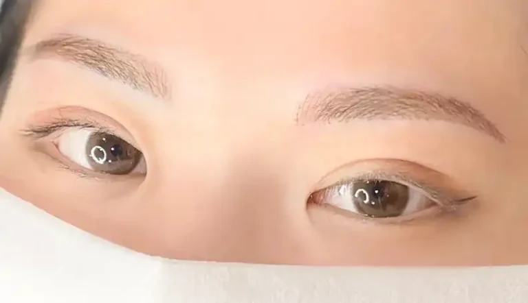 自然で美しい平行アーチ眉に整え、若々しい雰囲気を演出。