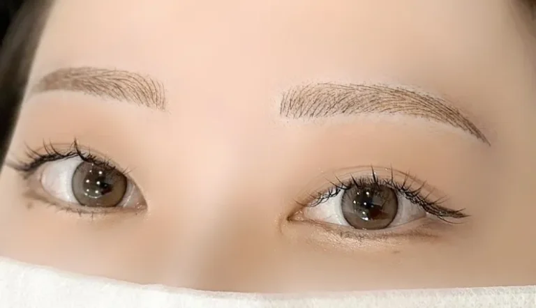 すっぴんでも美しく見えるよう、自然な平行アーチ眉に整えました。