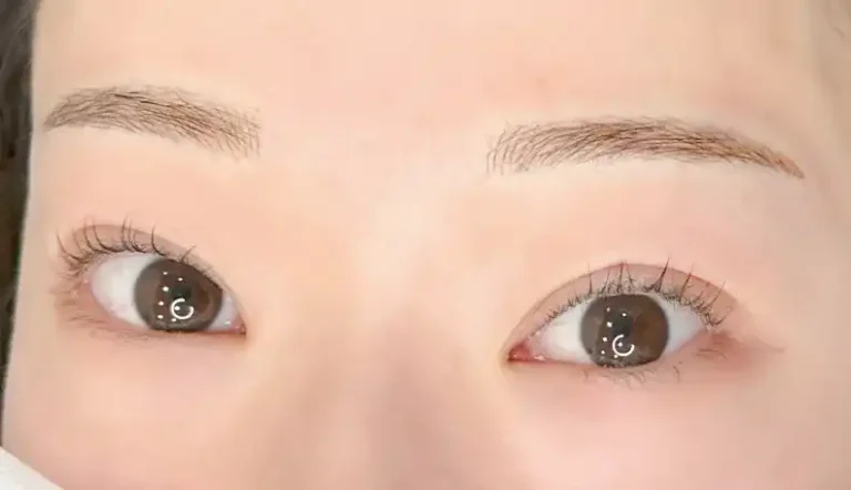 メイク時間を短縮できるよう、自然で美しい平行眉に整えました。