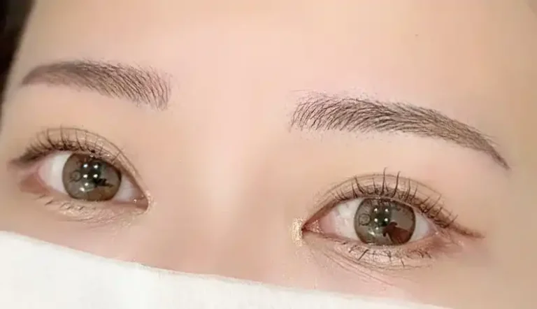 すっぴんでも映える印象を目指し、華やかな平行眉に仕上げました。