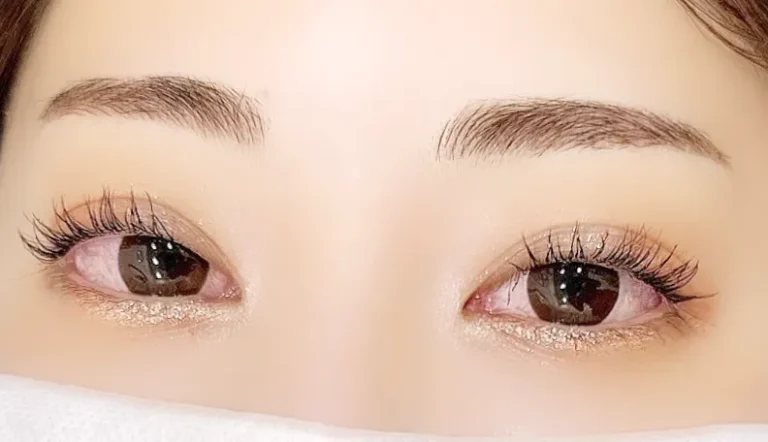 自然で美しい印象のはっきりした平行眉に整え、若々しい印象に。