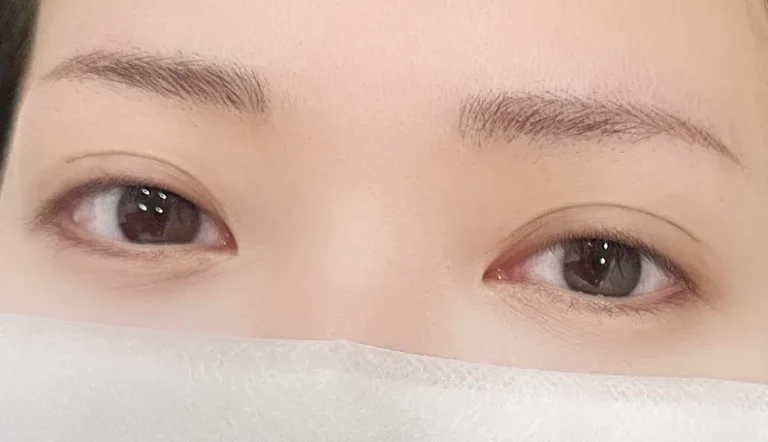 自然で美しい平行アーチ眉に整え、すっぴんでも映える眉に。