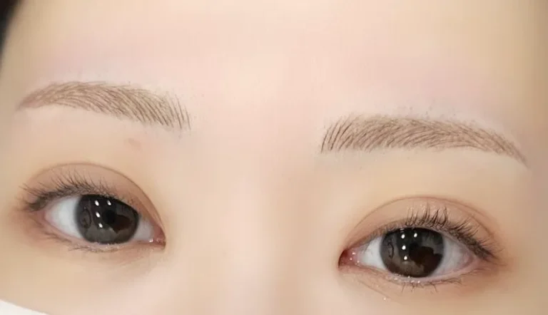 すっぴんでも映える印象になるよう平行眉に整えました。