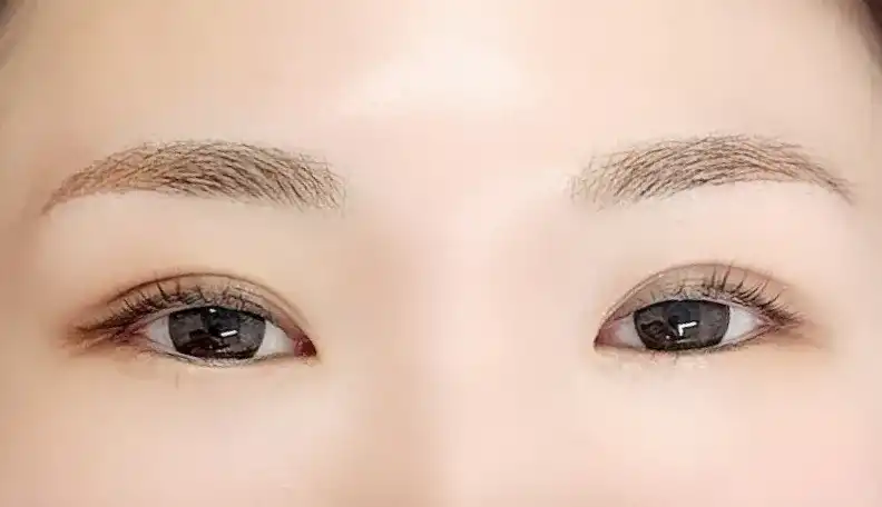 自然で美しい上がりアーチ眉に整え、若々しい雰囲気に。