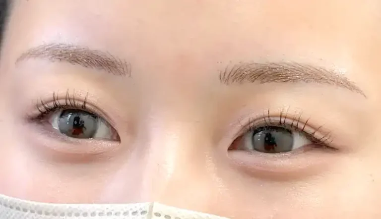 自然で美しい平行眉に整え、若々しい印象に。