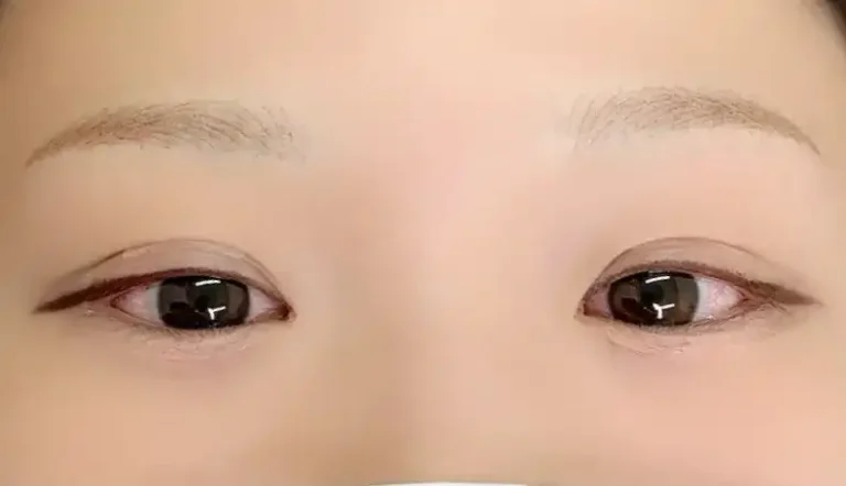 すっぴんでも映える印象を目指し、平行アーチ眉に整えました。