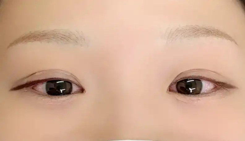 すっぴんでも映える印象を目指し、平行アーチ眉に整えました。
